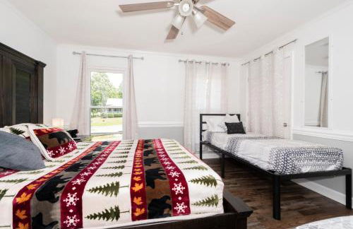 Kernersville King Beds Hot Tub Arcade Firepit - Photo 11