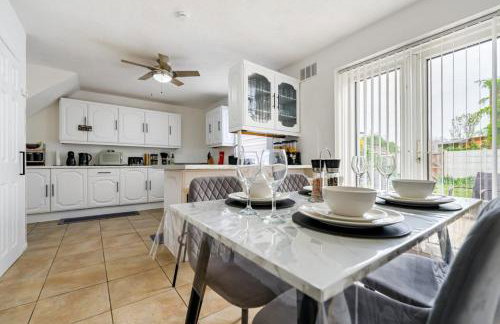 Stylish 3-Bed Home - 5 min walk to ExCeL - Free Parking - Near O2 & Canary Wharf - Photo 4