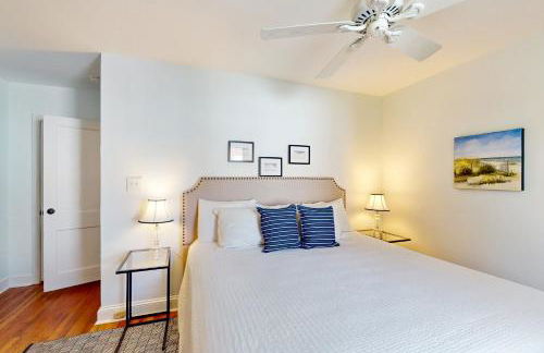 Dog-friendly cottage across from the water in a walkable neighborhood - Foto 17