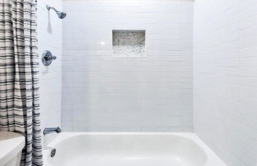 Front Lake Holiday 2BR 1BA Guest Home with Hot Tub - Foto 19