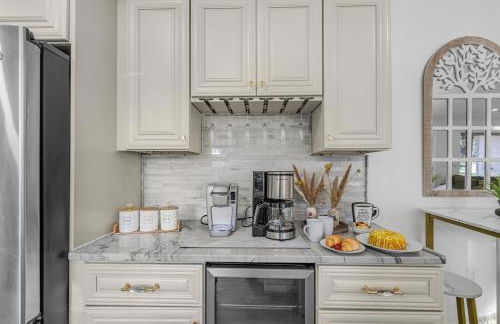 Stunning Gem Home w Heated Salt Pool & Game Room - Foto 18