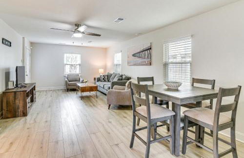 Steps to Seawall Fenced Family Home in Galveston! - Foto 8