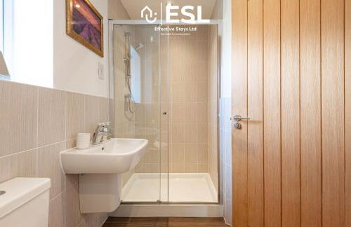 Large Modern 4 Bedroom House in Uttoxeter, Near Alton Towers, Great for Families - Foto 28