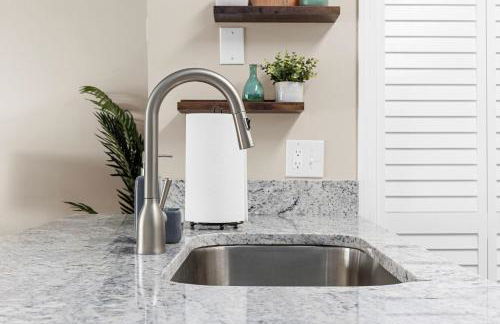 Newly Renovated Condo with Beach access steps away - Foto 15