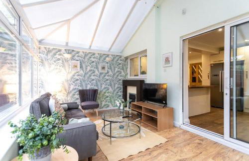 Elegant 5-Bed Home, Families & Friends, Sleeps 6, Parking, Free Wi-Fi - Foto 30