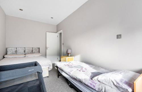 Group Friendly 2 Bed 2 Bath FREE PARKING for 2 Large Vans or up to 4 Cars Zone 2 Sleeps 10 Close to Central London and Zone 2 tube station - Photo 36