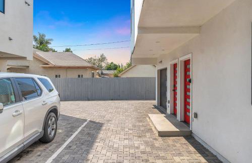 Luxury Townhome with Gated Parking and Private Balcony - Foto 32