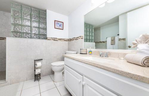 Lovely 2 Bedroom Beachfront Condo - Foto 23