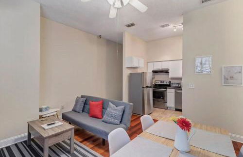 LT Stay Discounts! Cozy 2 BR Apt - Pet Friendly! - Foto 1