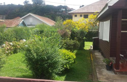 Chale de Madeira - Lareira e Fogueira---lindo gramado com mesa para café da manhã, churrasqueira e fogueira - Foto 41