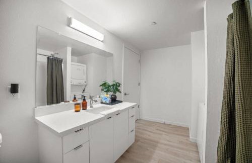 Modern Lux Midrise Stadium & Downtown Views - Foto 6