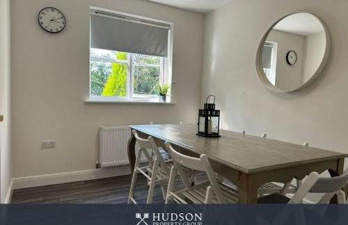 Spacious Townhouse with Garden - Photo 12