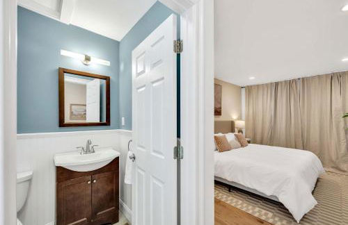 1 Story Family Home Half Mile to Beach with Patio , Grill, Office with Twin Beds, Peaceful Wooded Setting, Spacious Driveway, Garden Views, Walk to Shore, Perfect Cape Cod Getaway for Families - Foto 35