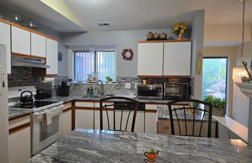 Entire 2-bedroom, 2 bath home with parking and newly renovated floors - Foto 12