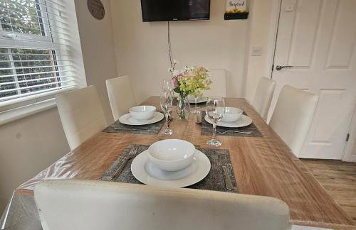 Modern Comfy 3 Bed Home - Free 2 space driveway - Free road parking - Free Netflix - Foto 35