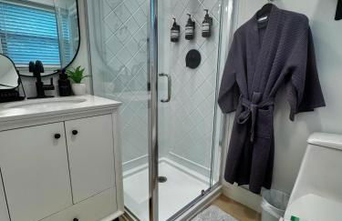 Walk to Best Eats and Shops and Stay in Style - Photo 16