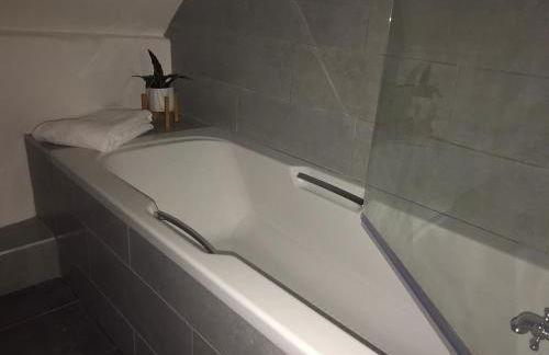 Listed One bedroom thatched cottage with garden - Photo 29