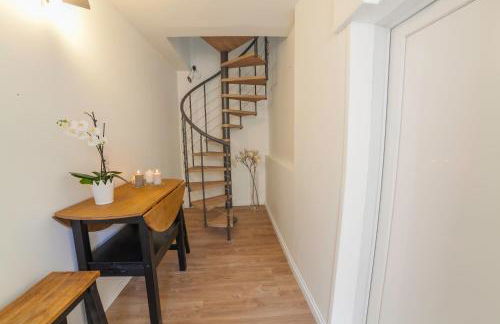 PRESTIGELOC - 3 Studios au Choix - 2 avec Sauna privé gratuit, 1 avec 3 Couchages, Centre-ville - Foto 19