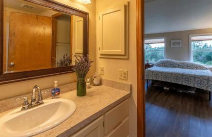 Cozy Waterfront Cottage with Hot Tub in Lakeside, Oregon - Foto 12