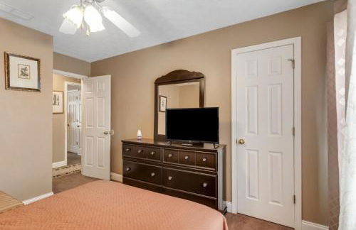 6BR Home • Spacious Yard + Grill • Peaceful Suburb - Foto 14