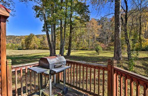 Rural Cabin Hideaway with Fire Pit and Mtn Views! - Foto 4