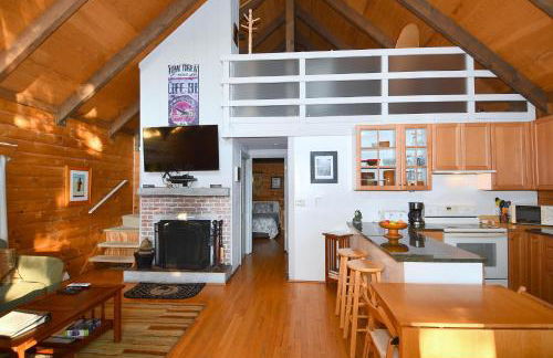 The Outlook - Pet Friendly, Grill, Wifi, View, Fire Pit, Deck, Family Friendly, Foosball, Game Room, King Bed, Fireplace - Photo 9