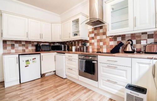 Spacious 4-Bed Home, Perfect Stay with Free WiFi - Foto 42