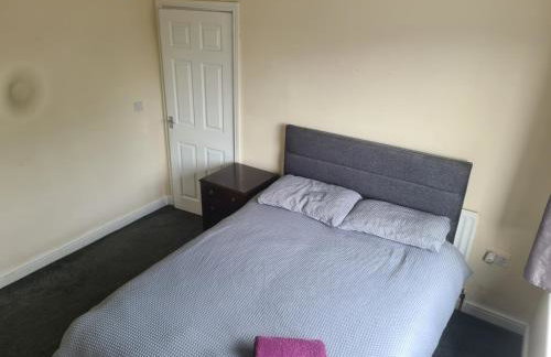 L & J ESCAPES-4 BEDROOMs SUITABLE FOR CONTRACTORS AND FAMILIES- LARGE PRIVATE PARKING-10 MINUTES TO M6 JUNCTION 9 - Photo 10