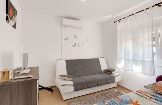 Simplistic Holiday Home in Jasenice Rovanjska near Sea - Foto 11