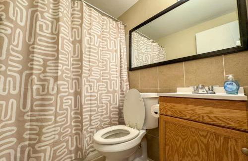 Sleeps 8 2 Full Apartments 5 Beds Parking plus WIFI - Foto 13