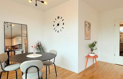 New-three room-Entire Apartment with two Balconies & Garage, Central-Fast Access to City Center - Barmbek -Stadtpark - Foto 20