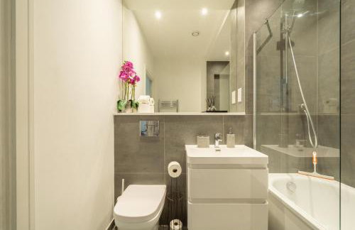 New! Modern Elegant 2-Bed Apartment, free parking - Photo 8