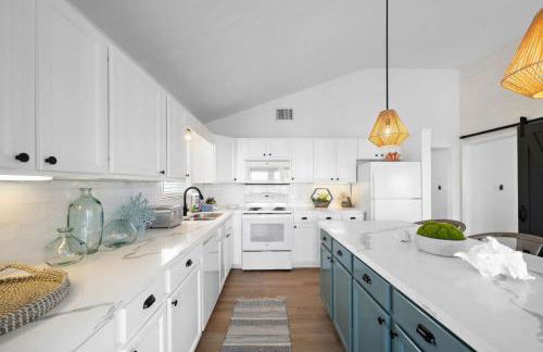 Stylish Home with game room, deck, and canal access - Foto 19