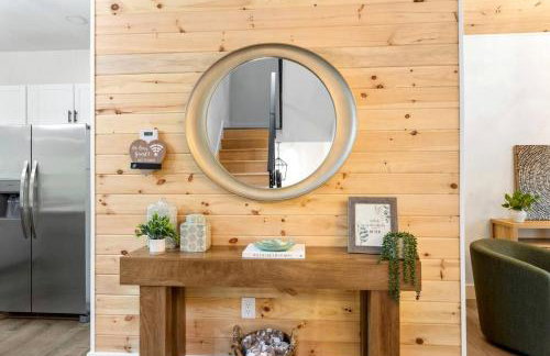 Stylish Lakehouse with Black-and-White Modern Design near Lake Hartwell, Clemson SC - Foto 12