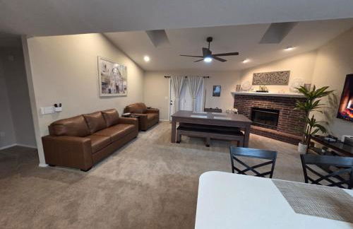 Family Fun! Sleeps 8, King Bed, 2 Queens, and Sofa Bed, Games - in Rogers - Foto 45