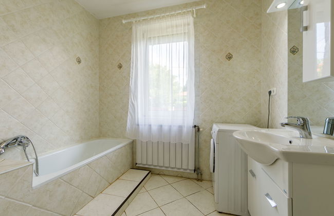 4 bedroom House in Balatonszárszó with private pool and garden - Photo 9