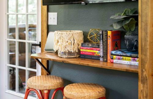 Rustic Cabin Retreat - Cozy Stove & Fresh Eggs - Foto 17