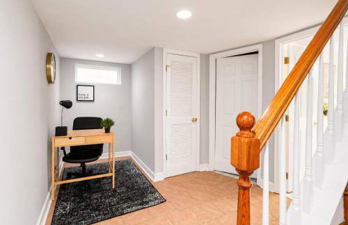 Charming Townhouse Retreat by CozySuites - Foto 21