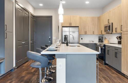 Modern Comfort North Austin with Balcony and Workspace - Foto 21