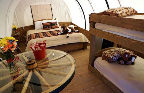 Gorgeous Nature Getaways in this Wonderful Covered Wagon Rental for 4 in Moore, Oklahoma - Foto 3