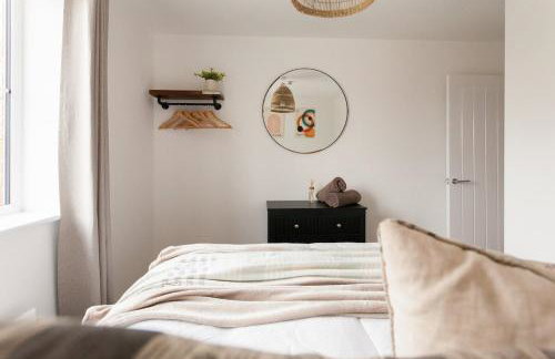 Runcorn Spacious Modern 3 bedroom House, 4 beds, On site Parking, Long stay deals - Foto 29