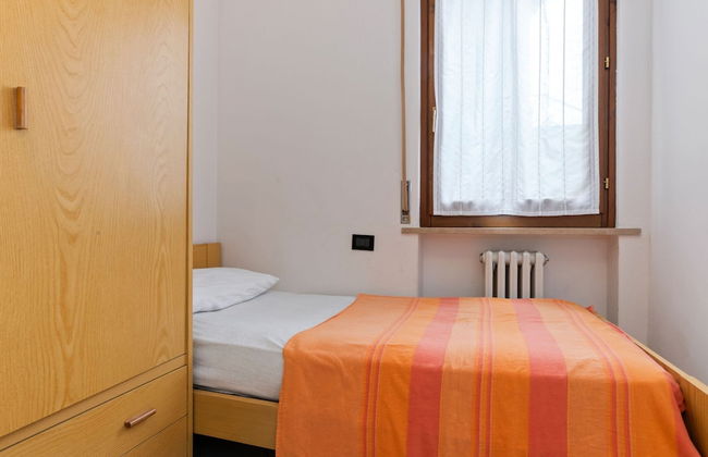 Spacious Apartment With Garden - Photo 6