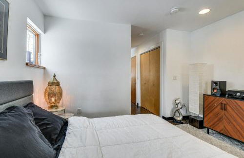 Couples Retreat Near UVM! Unique Studio with Deck - Foto 11