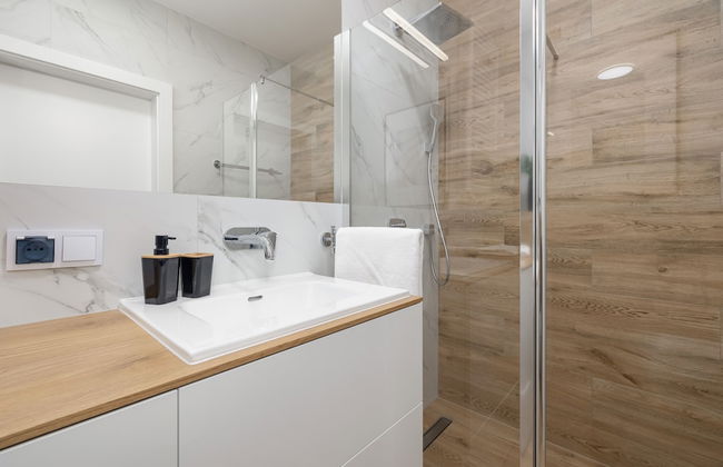 Coast Apartment With Terrace by Renters - Photo 38