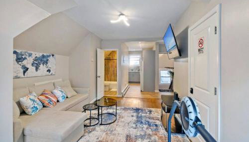 Modern 2BR Near NYC with Free Parking and Workspace - Foto 4