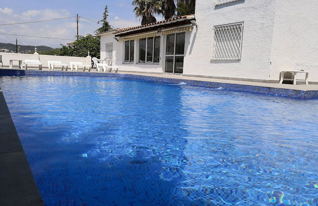 Villa con gran piscina en zona residencial - Photo 13