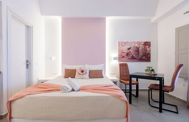 Santorini Villatzio Suites - Photo 16