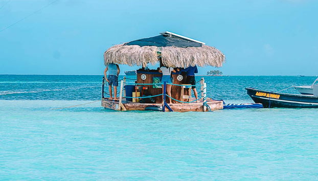 Bar flotante en las aguas de San Andrés
