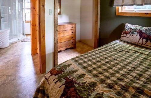 Spacious 5 Bedroom Cabin with Riverview & Black Lake Access - Foto 45