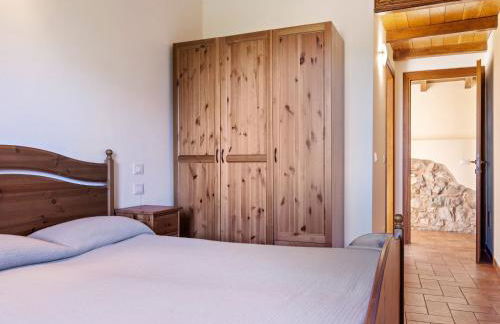 Tranquil Village Stay with Fireplace - Photo 20